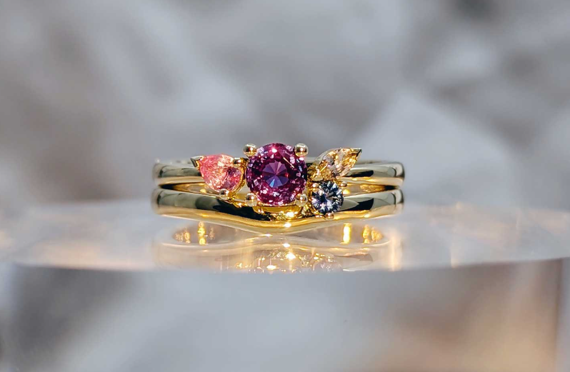 How Does Alexandrite Change Colour Under Different Lighting?